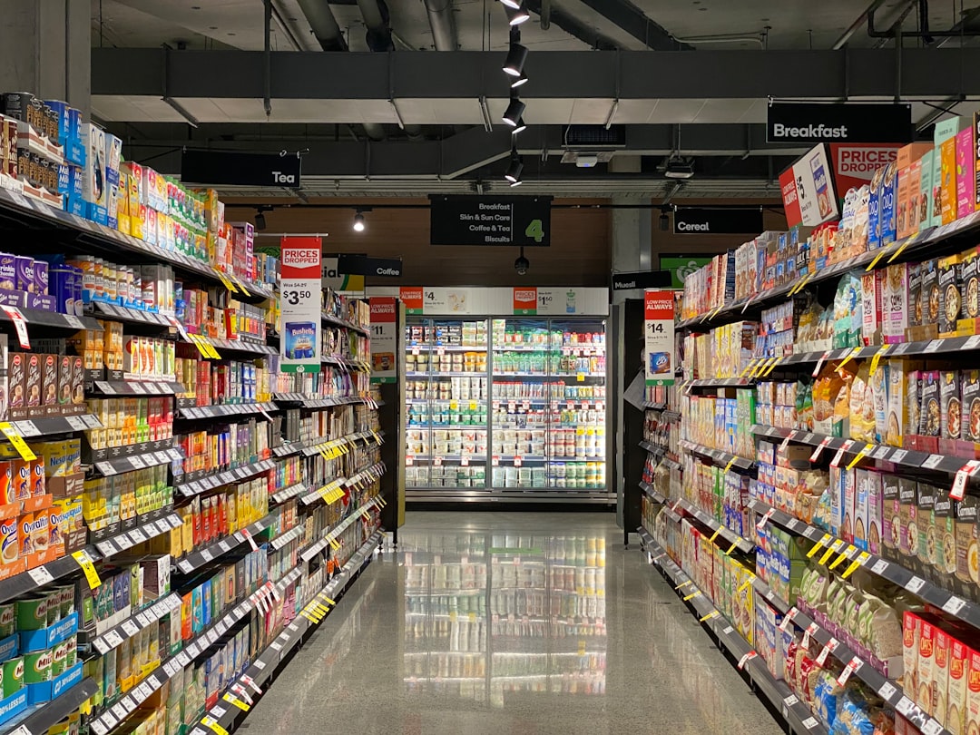 Wat er echt achter de schappen van de supermarkt schuilt